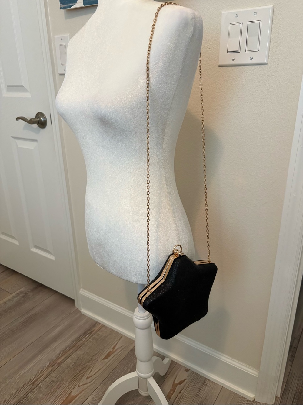 Black Star-Shaped Crossbody Clutch with Gold Chain